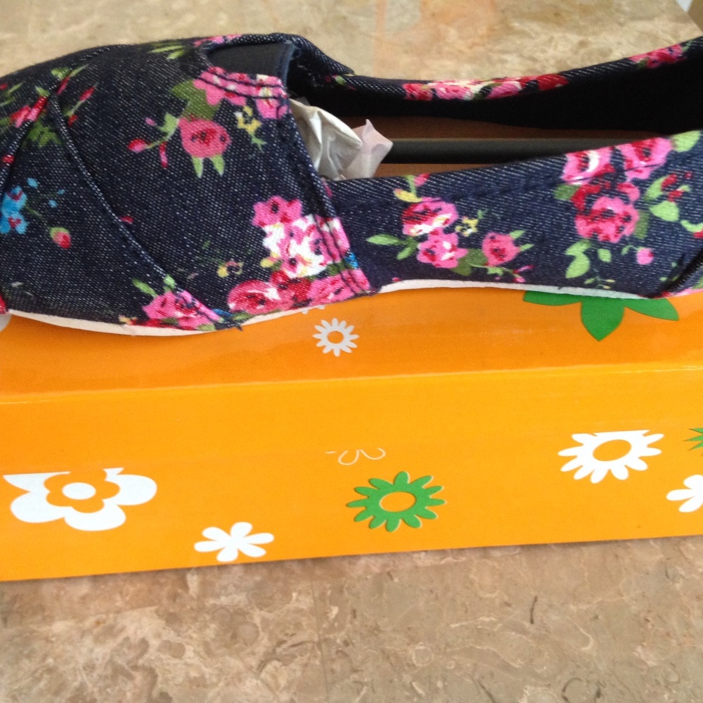 Cammie Girls New Canvas Slip on Shoe - Picture 2 of 2